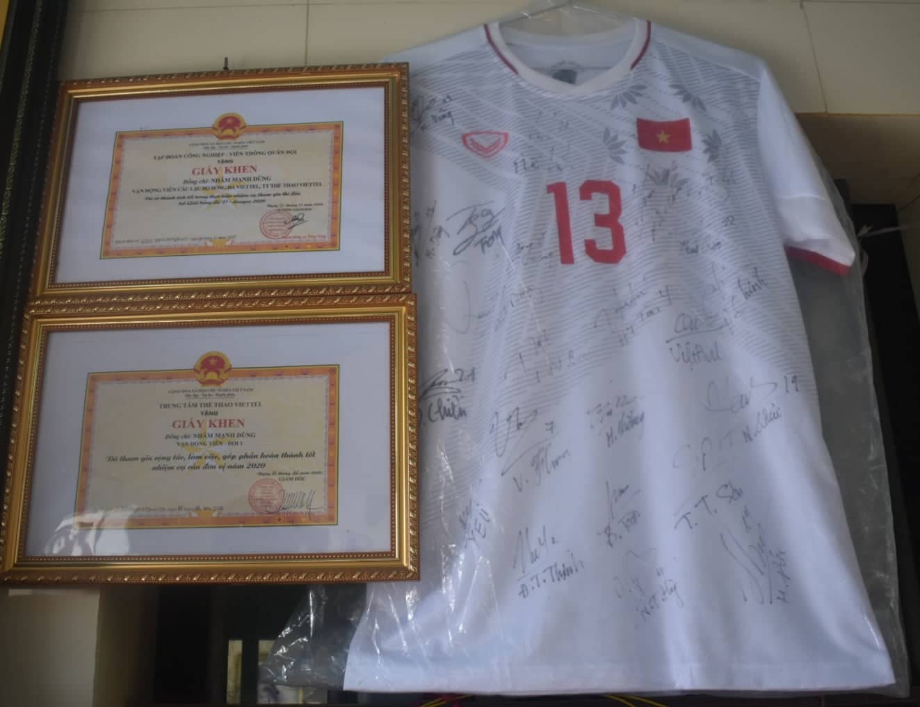 Không chỉ đá bóng hay mà Mạnh Dũng học rất giỏi