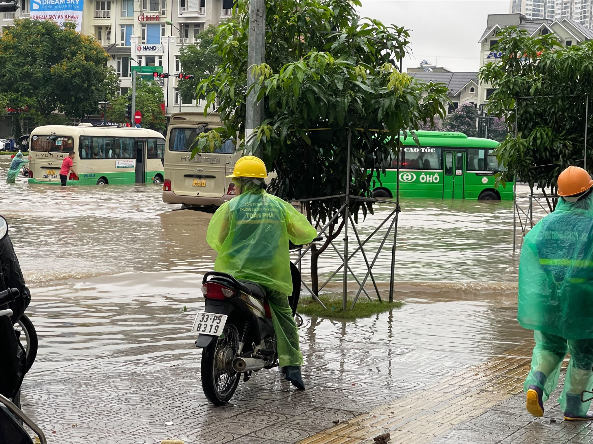 Sáng 23/5, Hà Nội bắt đầu tuần mới với cơn mưa có lưu lượng lớn gây ngập tại một số tuyến phố, trục đường lớn.