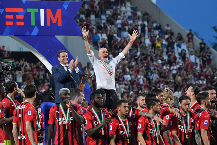 HLV Pioli ăn mừng chức vô địch cùng AC Milan