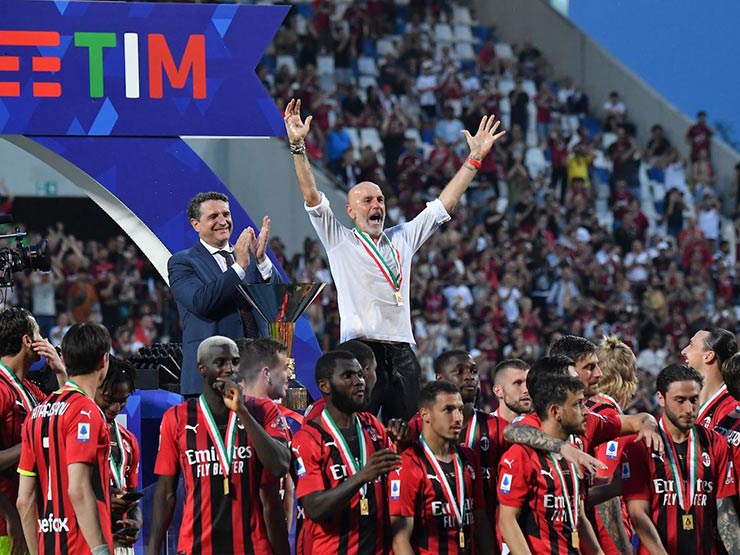 Bóng đá - Khó đỡ HLV AC Milan vừa vô địch Serie A đã cầu xin fan điều này