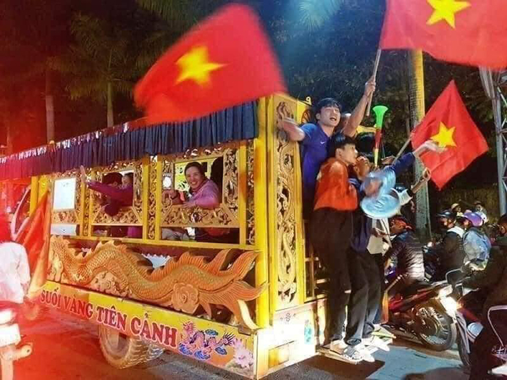 Tranh vui - Muôn kiểu "đi bão" mừng U23 Việt Nam vô địch SEA Games trên mọi nẻo đường