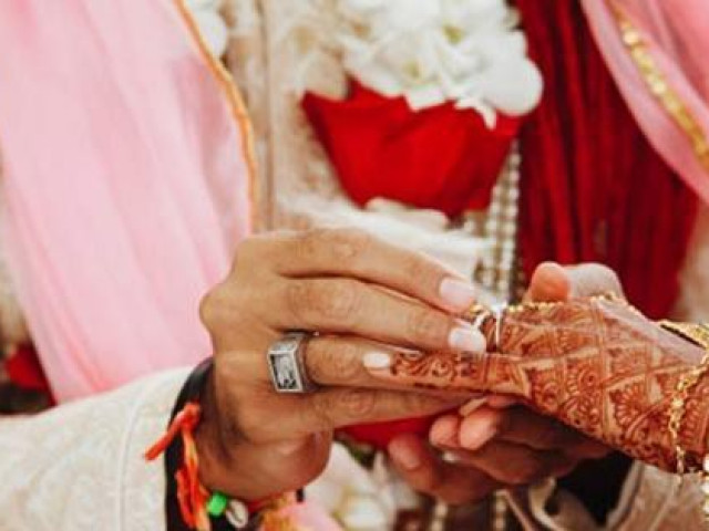 Bạn trẻ - Cuộc sống - Chú rể ở Ấn Độ mải ăn uống với bạn bè đến say khướt, cô dâu nổi giận cưới luôn người khác