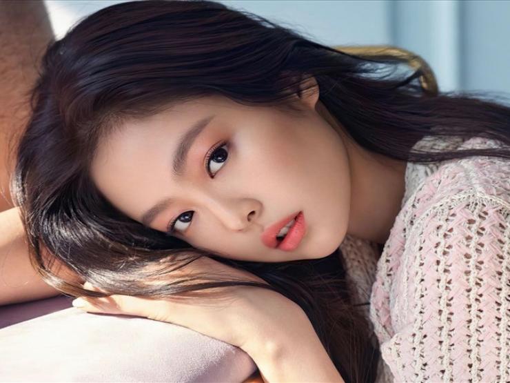 Đời sống Showbiz - Nhan sắc sexy của nữ idol dính tin đồn hẹn hò với cả V (BTS) lẫn G-Dragon