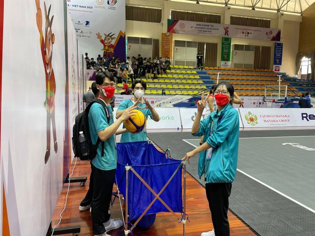 Các tình nguyện viên phụ trách hỗ trợ trên sân bóng rổ tại Nhà thi đấu huyện Thanh Trì. Ảnh: Hương Trà
