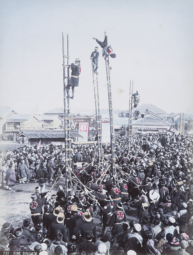 Cho đến nay vẫn chưa rõ danh tính của nhiếp ảnh gia đằng sau những bức tranh in thủ công này. Trong hình là đội cứu hỏa của thời Meiji. 
