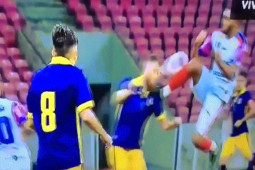 Phi thường - kỳ quặc - Video: Cầu thủ bật người cực cao, tung cú đá kungfu vào mặt hậu vệ đối phương