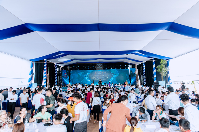 Hàng trăm nhà đầu tư từ nhiều tỉnh thành đến tìm hiểu thông tin dự án.