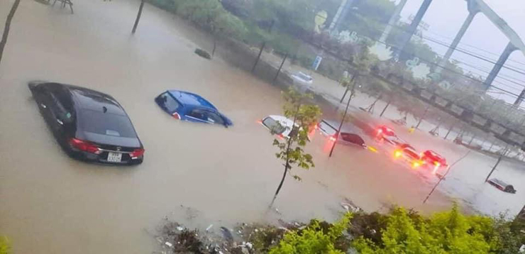Trận mưa lớn đêm qua kéo dài đến tận sáng khiến nhiều ô tô di chuyển qua&nbsp;tuyến đường Lạc Long Quân, Bắc Ninh bị chết máy