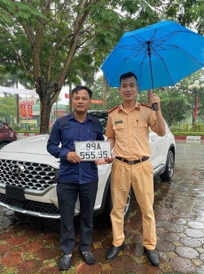 Buying a car for his wife, the man can click the five-quarter sign 5 - 1