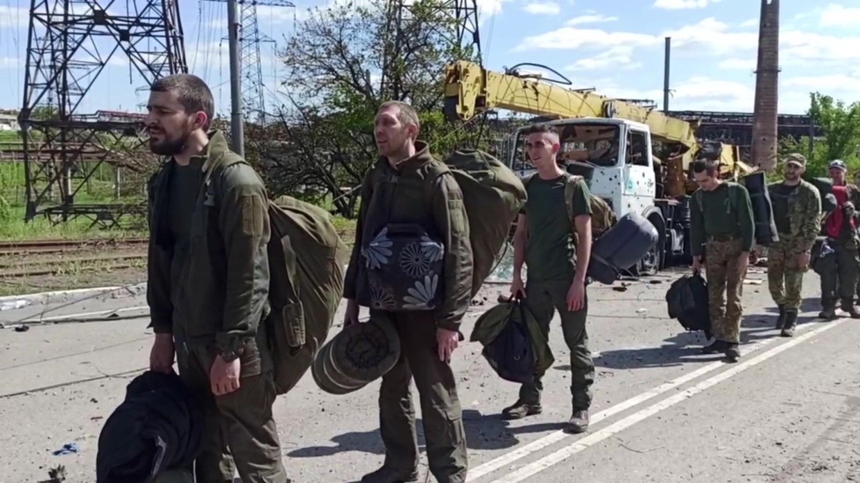 Các binh sĩ Ukraine đầu hàng quân đội Nga sau khi rời nhà máy thép Azovstal ở thành phố Mariupol.