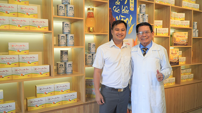  Hình ảnh anh Quý cùng thầy thuốc ưu tú Phạm Hòa Lan - người đã cho anh nhiều lời khuyên bổ ích khi quyết định kinh doanh.