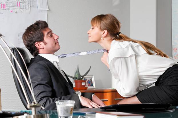 65% phụ nữ thừa nhận rằng họ ngoại tình tại công sở. (Ảnh minh họa)