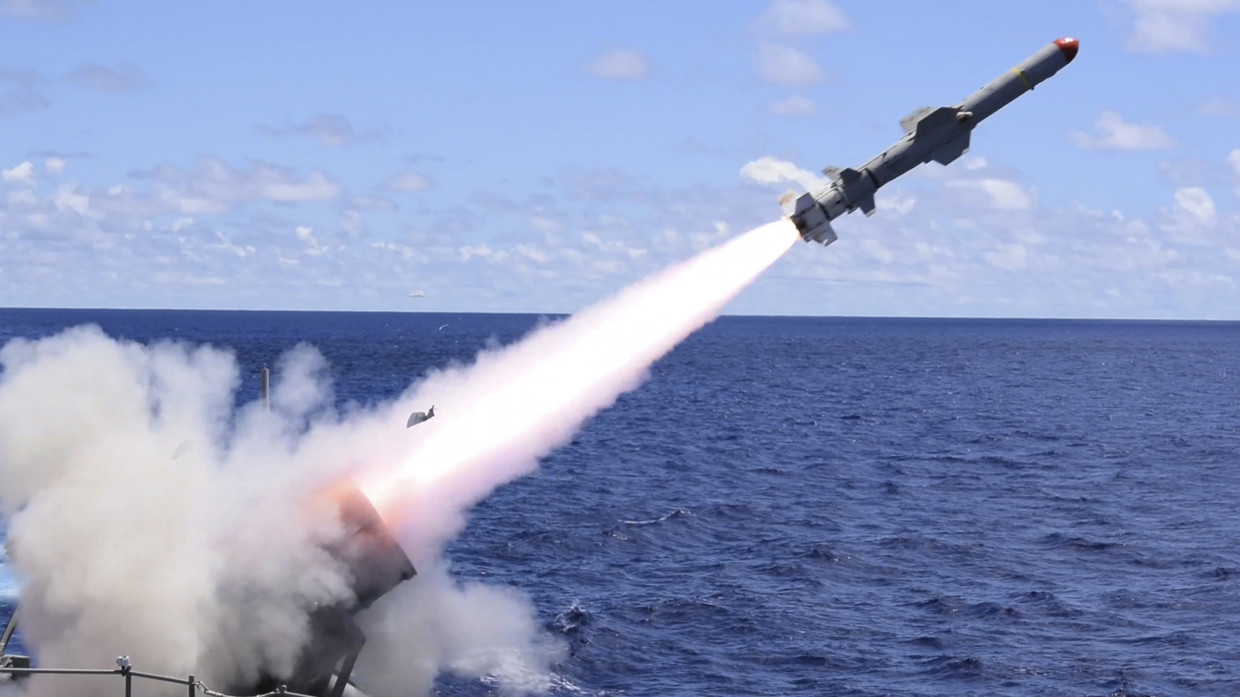 Tên lửa chống hạm Harpoon khai hỏa từ tàu chiến Mỹ.