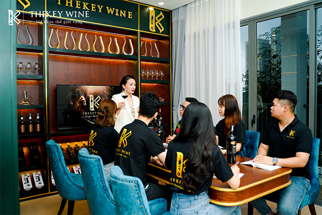 Nhân viên TheKey Wine tham gia khóa đào tạo kiến thức rượu vang của CEO Huyền Trang