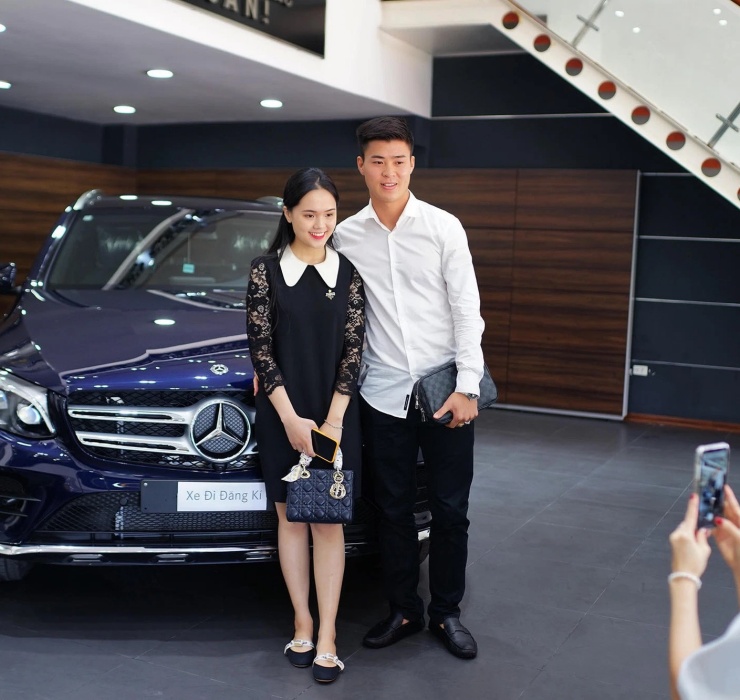 Chiếc Mercedes - Benz GLC 300 của Duy Mạnh vô cùng nổi bật bởi nó là phiên bản cao cấp nhất của dòng xe GLC tại thị trường Việt Nam. 
