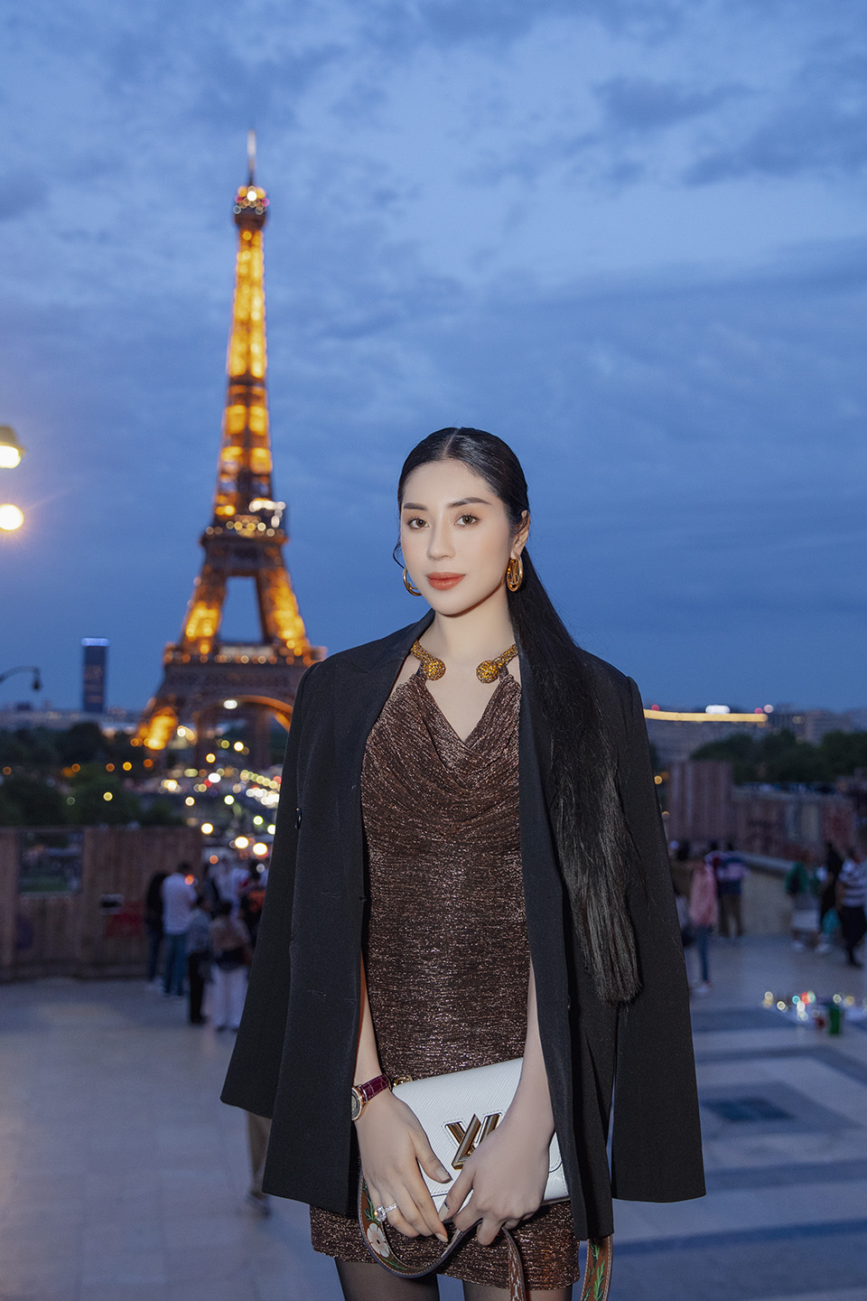 Hoa hậu Tô Diệp Hà dát hàng hiệu khoe dáng tại Pháp - 1