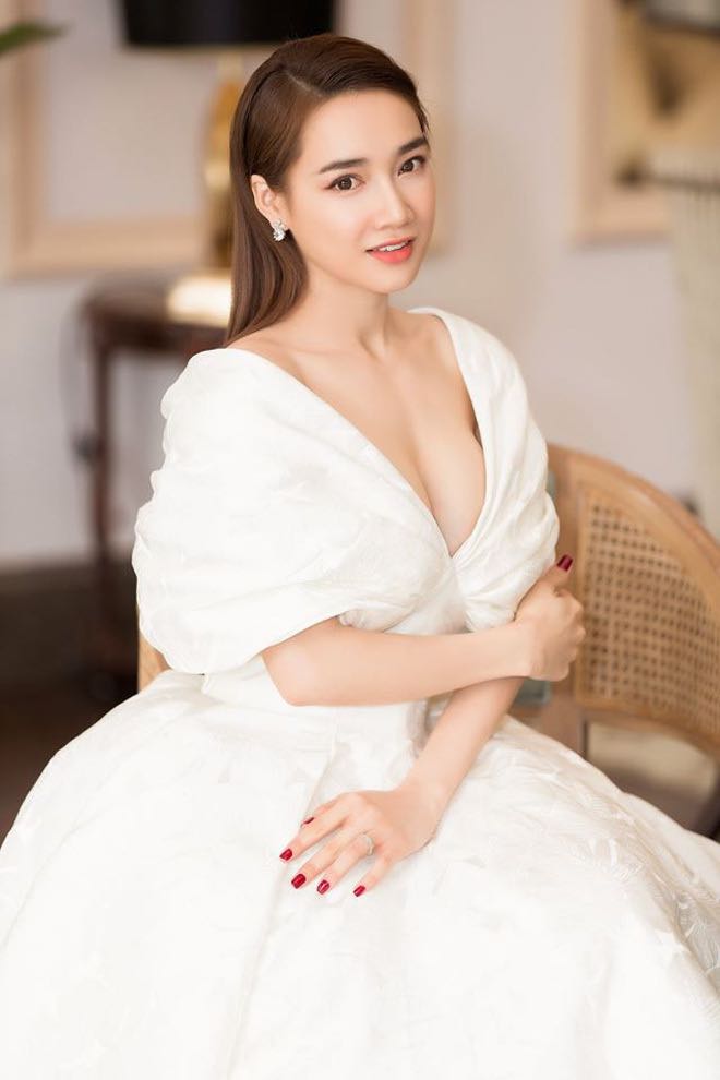 Skinny after giving birth, but Nha Phuong still has a beautiful bust that overwhelms her colleagues - 7