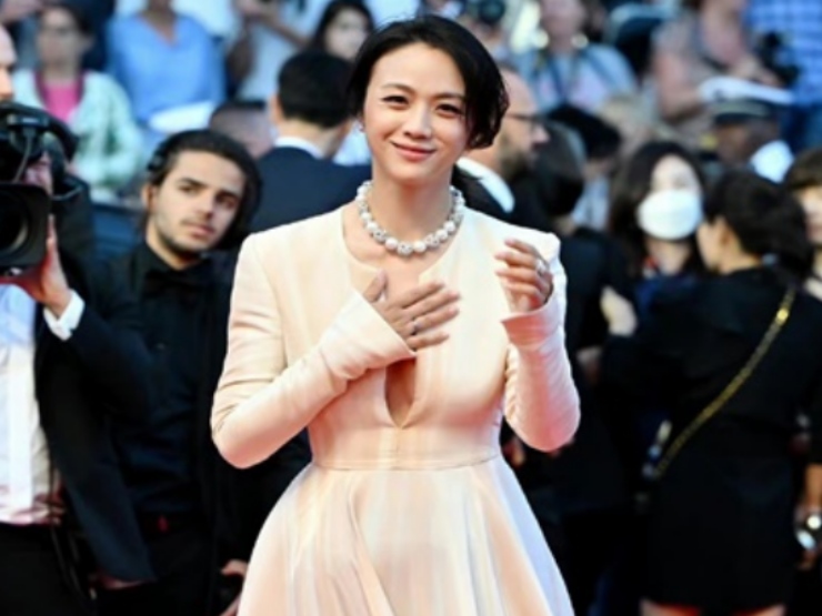 Phim - "Nữ hoàng cảnh nóng châu Á" mặc bạo, chật vật che chắn trên thảm đỏ