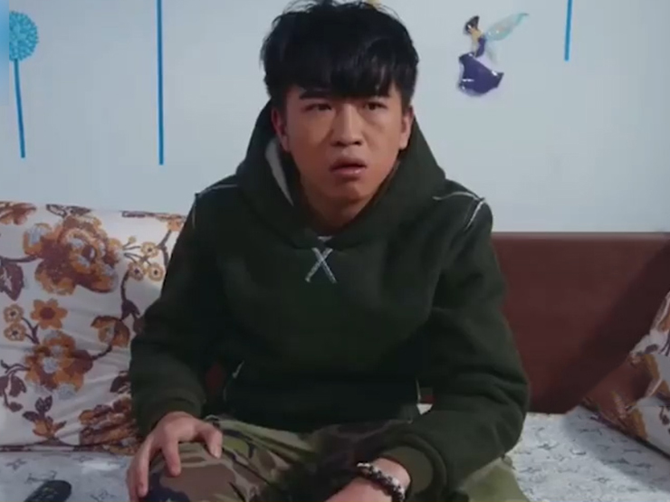 Clip hài hước - Sợ mất "tiền giả" chàng trai đi gửi tiết kiệm và cái kết khó đỡ