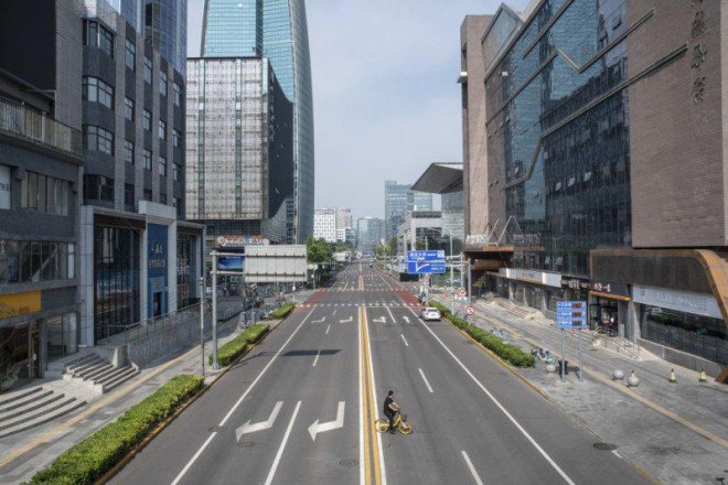 Một con đường vắng lặng như tờ ở Bắc Kinh hôm 23-5. Ảnh: Bloomberg