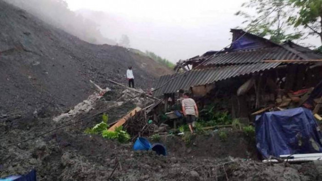 Landslide kills a 6-year-old sleeping baby - 1