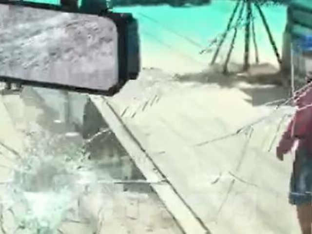 Pháp luật - Xe tải bị nhóm người chặn đầu đập vỡ kính, dọa giết tài xế