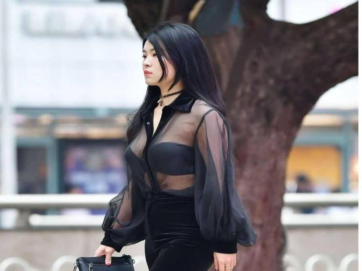 Thời trang - 2 "nữ thần công sở" xuống đường hút mọi ánh mắt vì chiếc áo