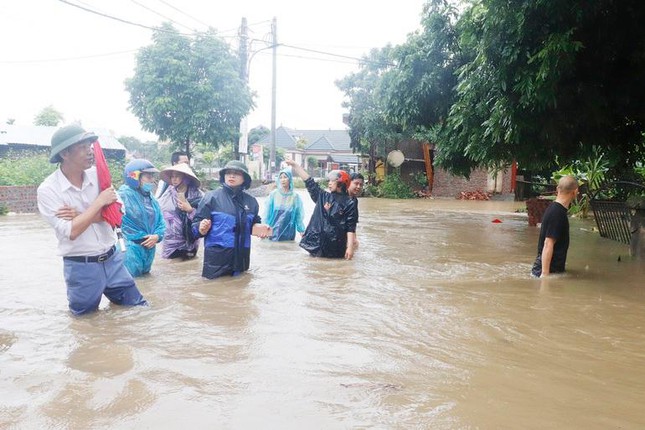 Phó Chủ tịch UBND huyện Tam Đảo Vũ Thị Bích Ngọc đã đi kiểm tra tại các khu vực bị ảnh hưởng do mưa lũ. Ảnh: Huyện Tam Đảo