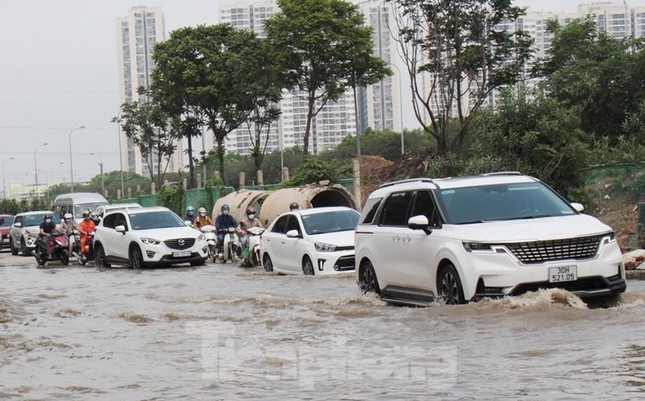 Ghi nhận của PV Tiền Phong trên Đại lộ Thăng Long chiều nay, đường gom một số đoạn qua Khu chung cư Nam An Khánh, Thiên đường Bảo Sơn... vẫn ngập sâu trong nước.