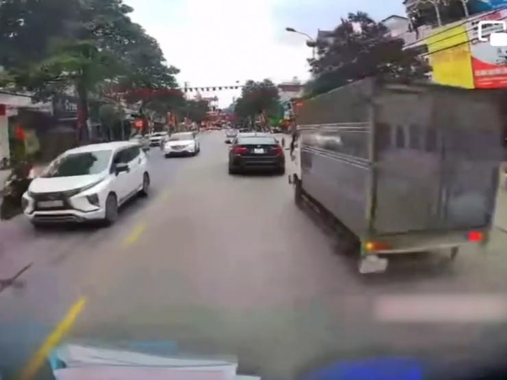 Ô tô - Clip: Va chạm cực mạnh giữa ô tô tải và xe BMW