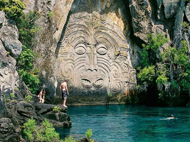 2. Những bức chạm khắc trên đá của người Maori

Bức tranh khắc đá khắc trên đá này được được ca ngợi là một trong những tác phẩm nghệ thuật đương đại đặc biệt nhất của New Zealand. Nó nằm ở một vị trí cao 14m so với mặt nước hồ Taupo, vịnh Mine.
