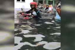 Phi thường - kỳ quặc - Video: Ngập nặng, xe máy hóa "tàu ngầm" ở Indonesia