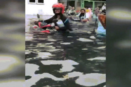 Phi thường - kỳ quặc - Video: Ngập nặng, xe máy hóa "tàu ngầm" ở Indonesia