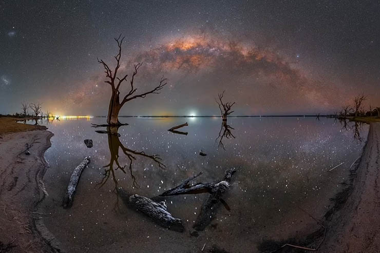 6. Hình ảnh kỳ diệu này được chụp bởi Will Godward cho thấy sự phản chiếu trên bờ hồ Bonney ở miền nam nước Australia. Sự phản chiếu tuyệt vời của các ngôi sao trong vùng nước tĩnh lặng tạo nên một bức ảnh để đời cho Will Godward.
