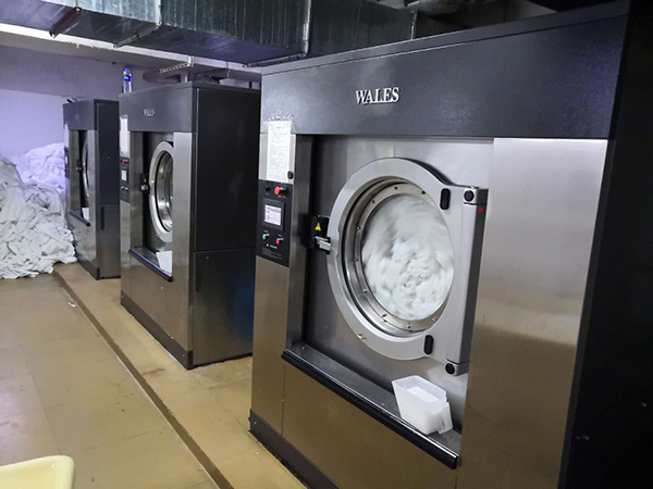 Thiết bị giặt công nghiệp là các sản phẩm sở hữu cho mình dải công suất và kích thước khá lớn. Hoạt động với hiệu suất liên tục 24/24, ít hỏng hóc cùng tuổi thọ cao.