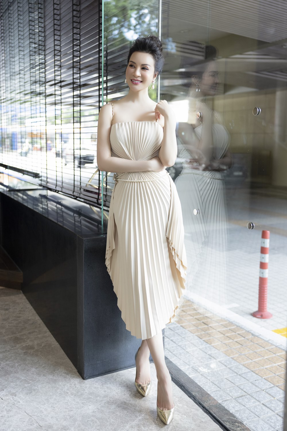 Thanh Mai wears a beautiful white dress in a fashion talk - 6