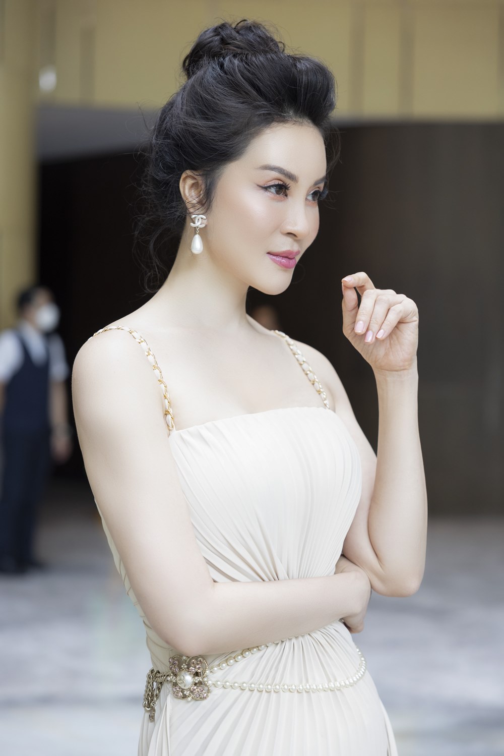 Thanh Mai wears a beautiful white dress in a talk about fashion - 5