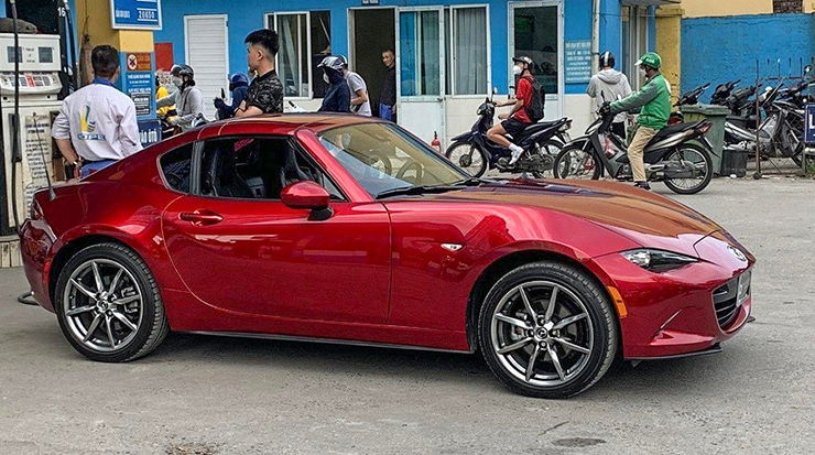 The first new generation Mazda MX-5 RF is present in Vietnam - 1