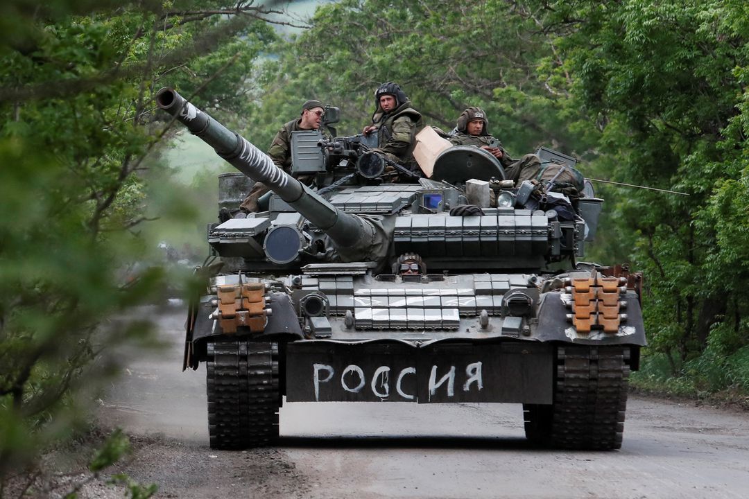 Lực lượng thân Nga trên xe tăng chiến đấu ở Donbass (ảnh: TASS)