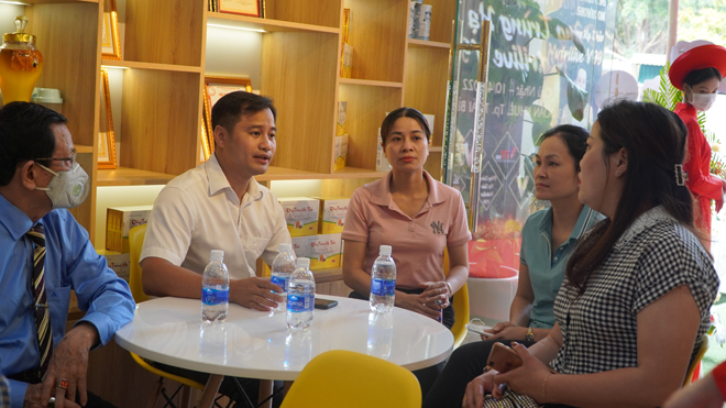 Vợ chồng Phí Ngọc Quý tâm huyết với nguyện vọng chăm sóc sức khỏe cho cộng đồng.