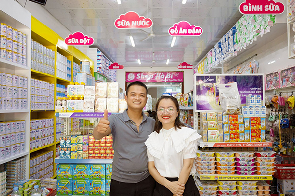 Vợ chồng chị Đỗ Thị Hà cùng nhau gây dựng và điều hành Shop Hà Bi