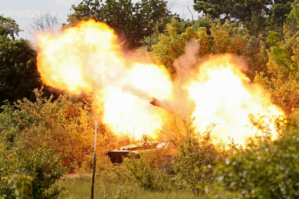 Pháo tự hành của lực lượng thân Nga trút hỏa lực ở Sievierodonetsk&nbsp;(ảnh: Reuters)
