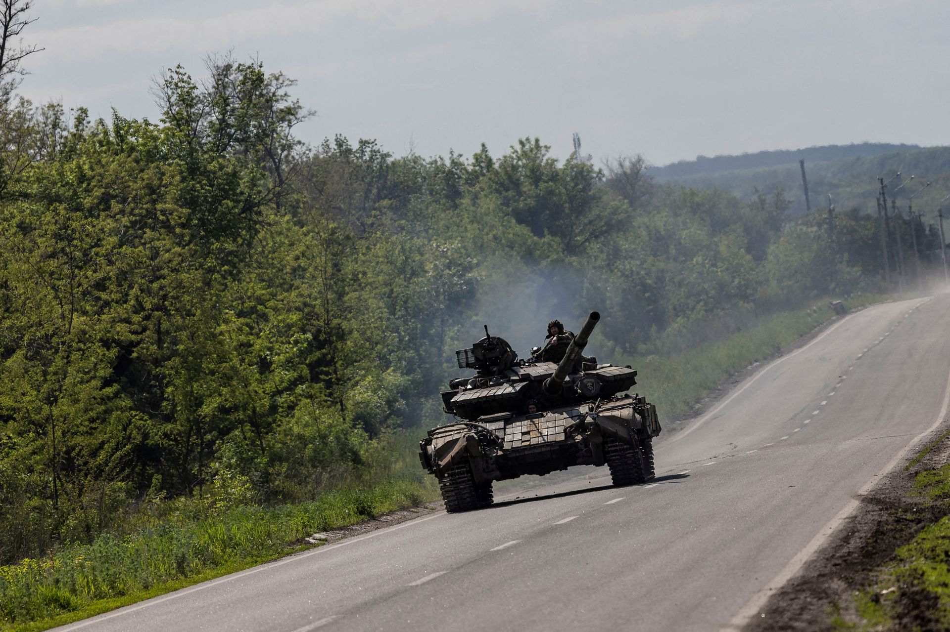Xe tăng quân đội Ukraine ở Donbass (ảnh: Reuters)