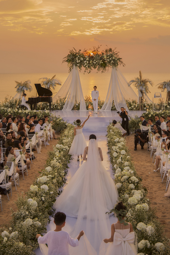 Đám cưới được tổ chức ở Bãi Dài rộng 8.000 m2 nằm ở phía bắc hòn đảo với khoảng 120 nhân viên phục vụ cho tiệc cưới. Địa điểm tổ chức lễ cưới cũng đóng cửa hoàn toàn trong 48 giờ chỉ để phục vụ riêng cho ngày trọng đại của cặp sao.
