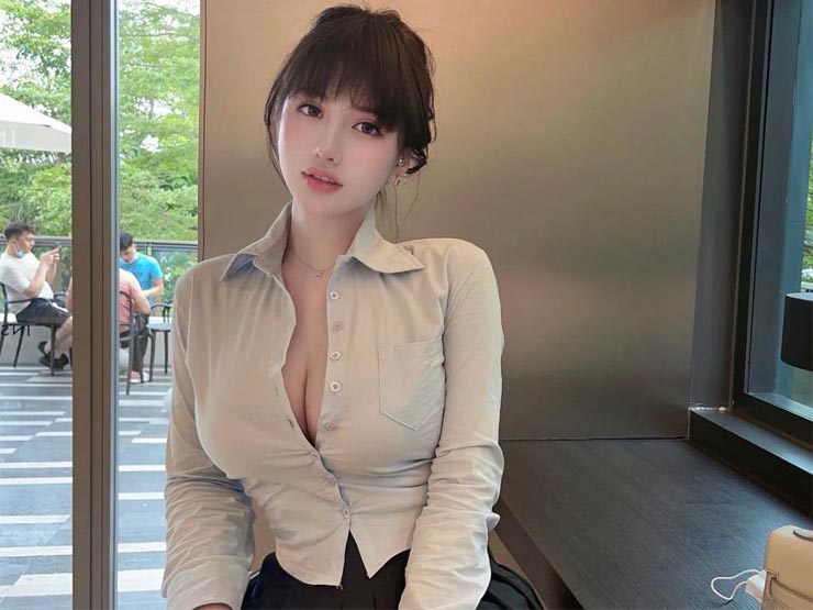 Thời trang - Mốt sơ mi buông cúc: Diện khéo thì gợi cảm, quá đà thành "tai họa khó tha thứ"