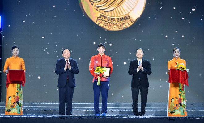 Chủ tịch UBND thành phố Hà Nội Chu Ngọc Anh và Bộ trưởng Bộ Văn hóa, Thể thao và Du lịch Nguyễn Văn Hùng trao thưởng cho các vận động viên xuất sắc nhất SEA Games 31. Ảnh: Viết Thành