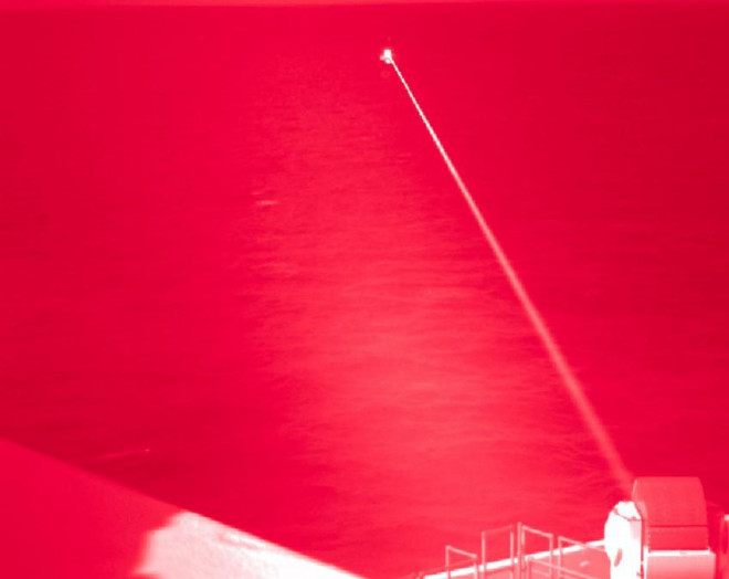Tàu tuần dương hạng nặng USS Portland của Mỹ dùng hệ thống laser năng lượng cao bắn vào một mục tiêu thử nghiệm. Ảnh: US NAVY