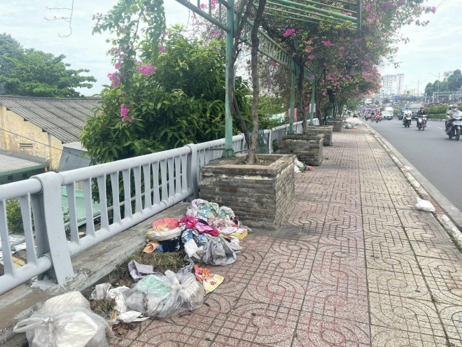 Rác sinh hoạt cột thành bao và nhiều quần áo cũ được đổ ra