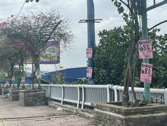 Thành cầu còn hứng chịu "rác" quảng cáo bán đất treo ngày 25-5