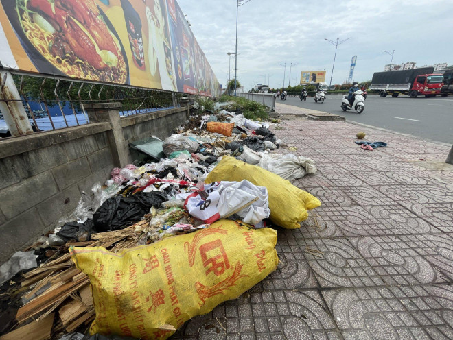 Ngay dưới chân cầu (Quận Tân Phú) cũng xuất hiện rác nhiều hơn trước